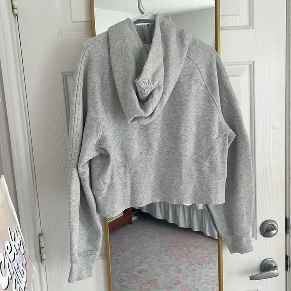 Selling lululemon scuba!! Worn maybe 3 times - Picture 2 of 3